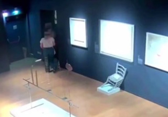 В Италии турист сел на Ван Гога и сломал его.