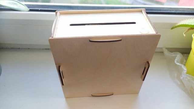 Ремонтник пинцетом стащил деньги из копилки