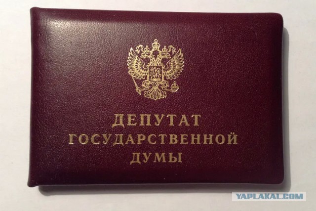 Россиянам посоветовали избавляться от долларов Большинству россиян сейчас лучше не рассматривать иностранную валюту как инструмент сбережений.