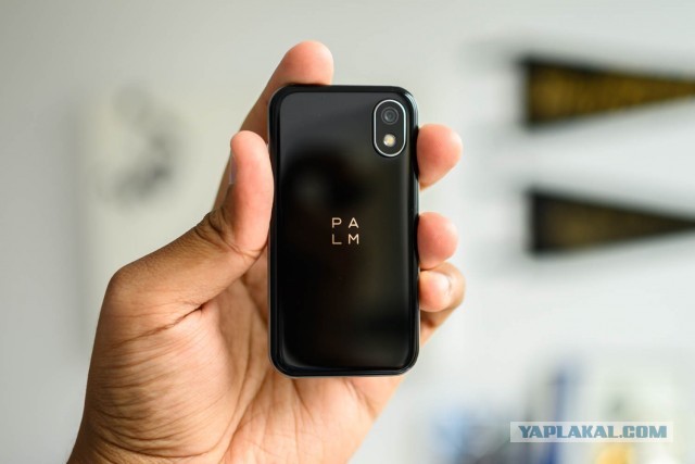 Commodore анонсировала кнопочный смартфон-раскладушку за 500$