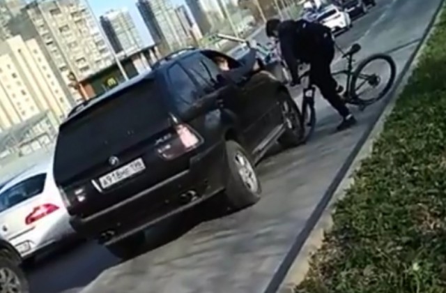 В Екатеринбурге парни на BMW, объезжая пробку по тротуару, избили битой велосипедиста и помяли ему колесо
