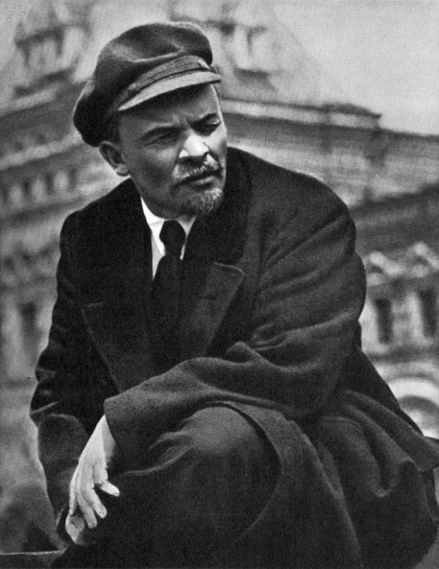 Впереди премьер в стрингах