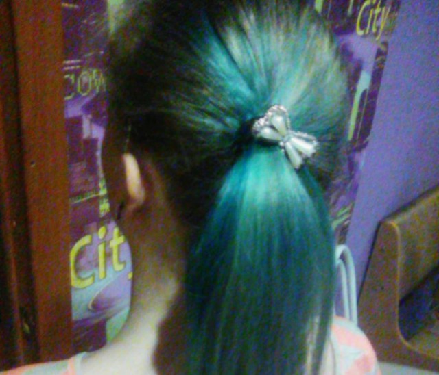 За голубые волосы выгнали из школы 6-классницу в Бердске