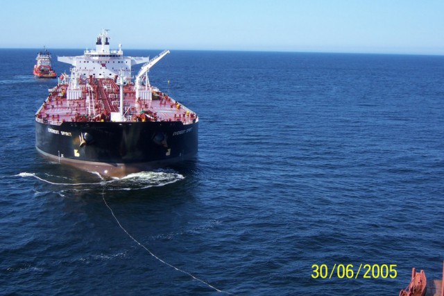 Погрузка танкера в море