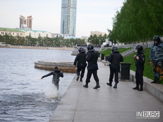 Житель Екатеринбурга попытался обойти полицейских по воде