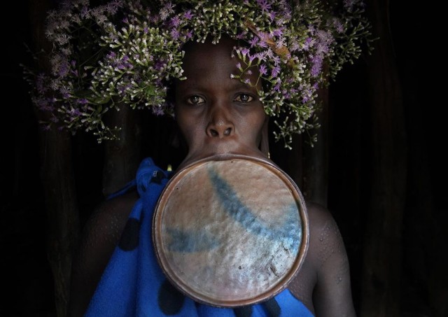 Колоритные фото представительниц племени Сури из Эфиопии