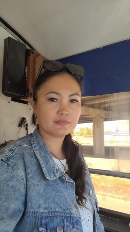 В Омске водитель троллейбуса спасла девушку, пытавшуюся свести счёты с жизнью