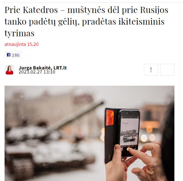 Жители стран Балтии несут цветы к танкам в Риге, Таллине и Вильнюсе