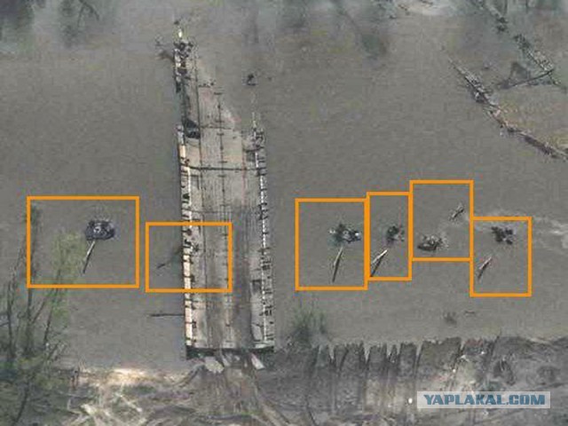 На Крымском мосту виден дым, движение перекрыто