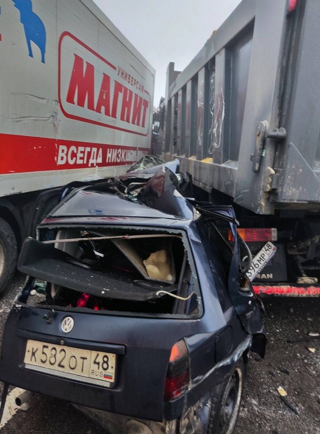 По словам очевидцев, всю дорогу покрыло льдом