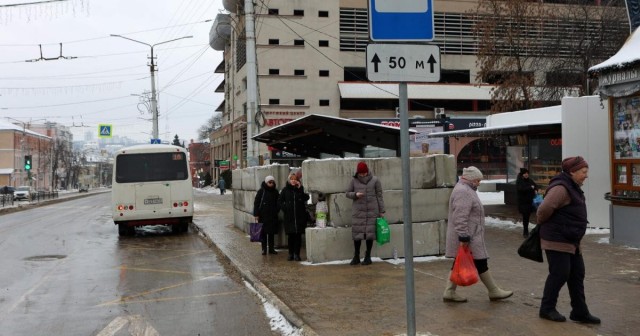 В Белгороде развалились укрепления из мешков с песком, которыми обложили остановки