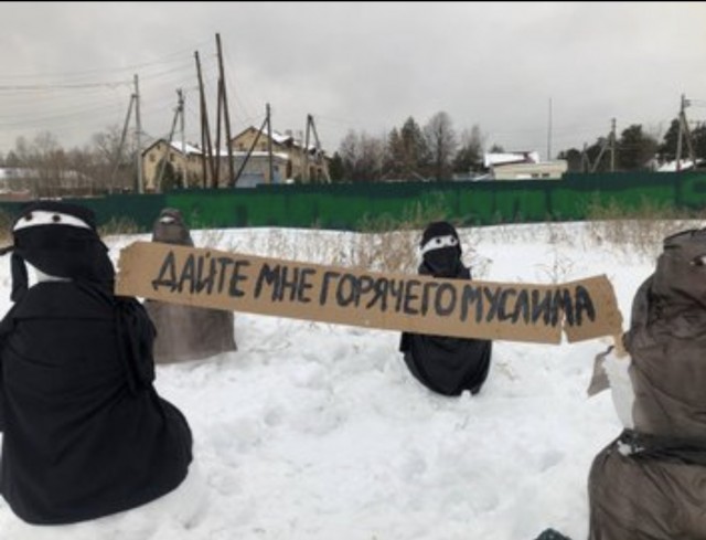 В Перми местные активисты нарядили снежных баб в никабы.