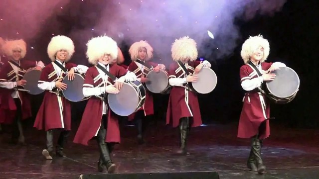 Ты целуй меня везде, 18 мне уже
