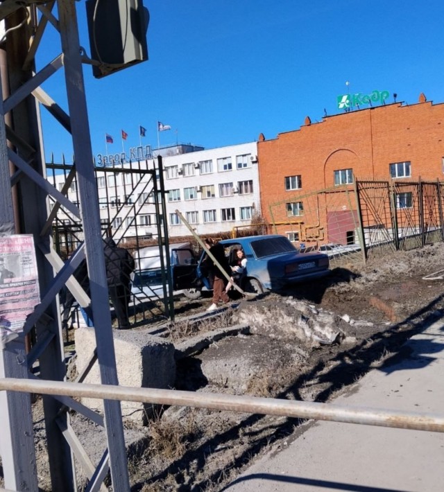Девочка попала.