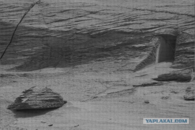 Марсоход Curiosity заснял на Марсе объект с дверным проёмом