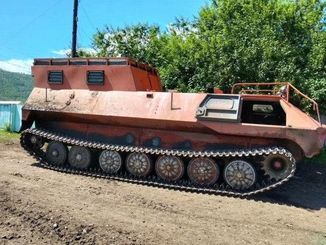 На красненькой машинке перепутала педали и рычаги.