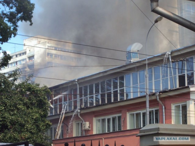 Горит Центр Гробаря на ул. Радио, Москва