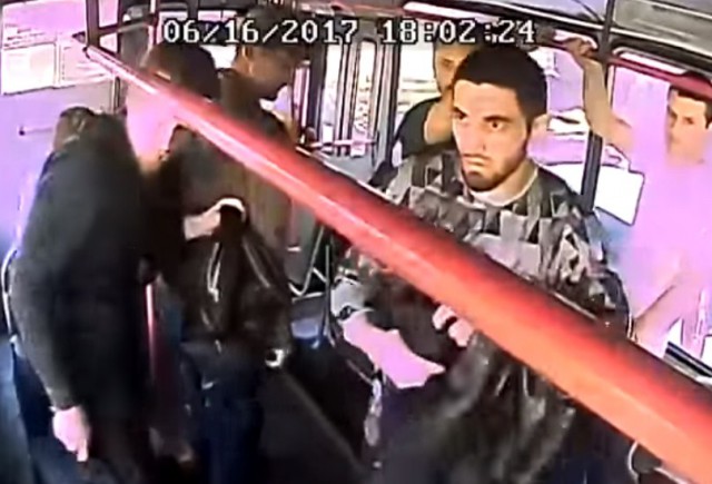 В Краснодаре двое мужчин избили водителя троллейбуса на глазах у пассажиров