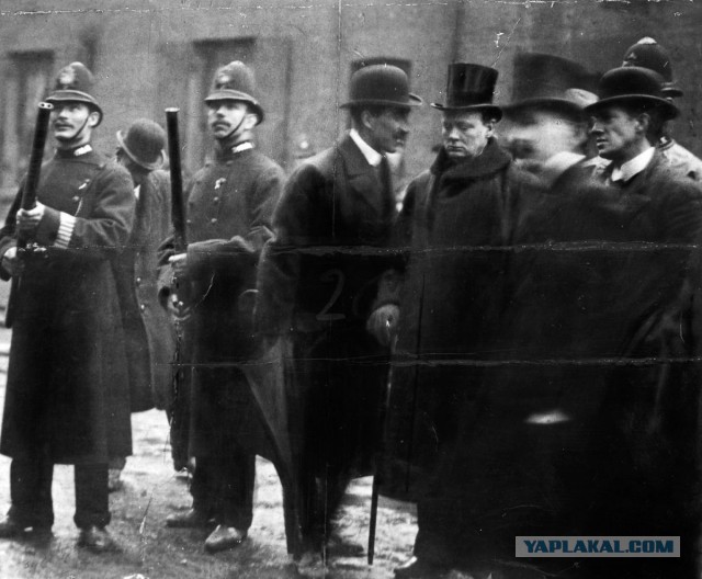 Как латышские революционеры лишили англичан права на оружие