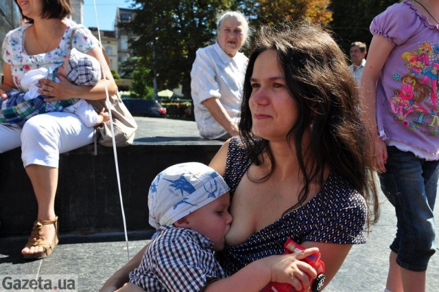 Что естественно то не безобразно или почему весь интернет так ненавидит #яжмамок?