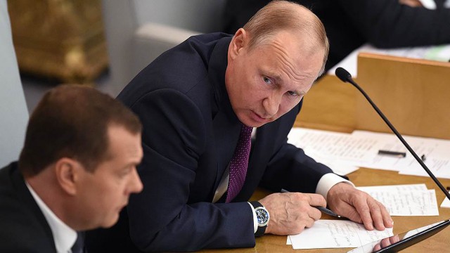 ВЦИОМ отметил снижение рейтингов одобрения работы Путина и Медведева