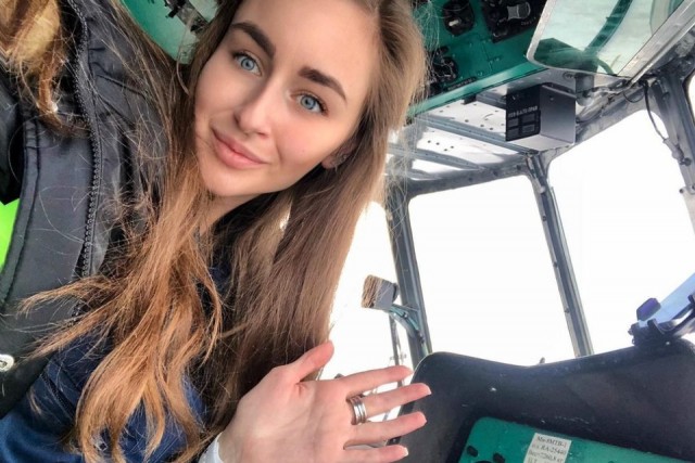 Красотка на вертушке: сибирячка с модельной внешностью стала первой девушкой-пилотом на Крайнем Севере
