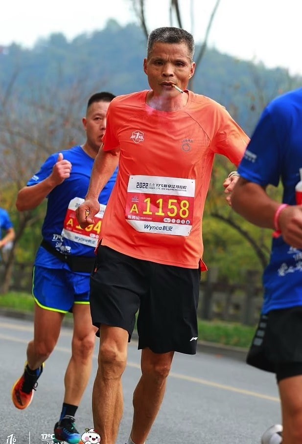 Китаец пробежал марафон с папироской во рту