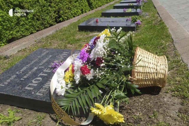В Одессе и Полтаве сегодня возлагали цветы к памятным местам.