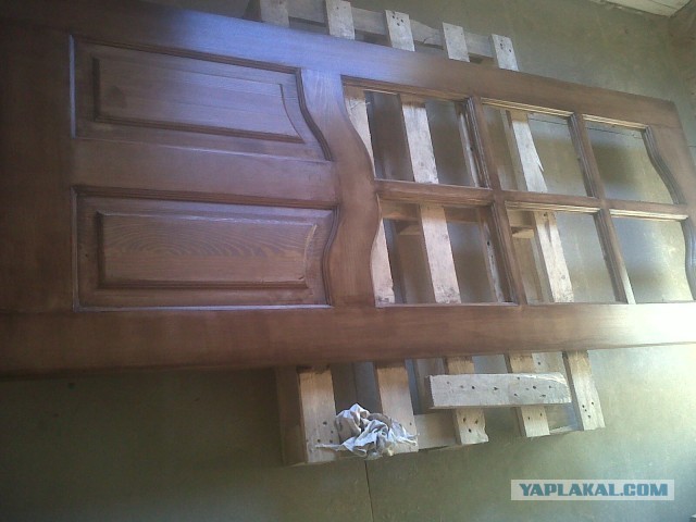 Деревянное дверное полотно дёшево и сердито.