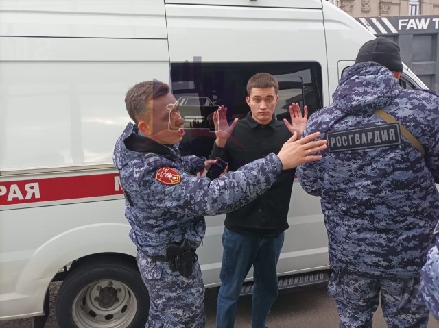 Парень угнал машину скорой помощи и спалился, когда не смог объехать аварию в Красноярске.