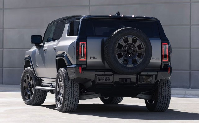 Брутальный внедорожник GMC Hummer EV продают со скидкой в 40 тыс. долларов. Цена с учетом скидки около 100 тыс. долларов