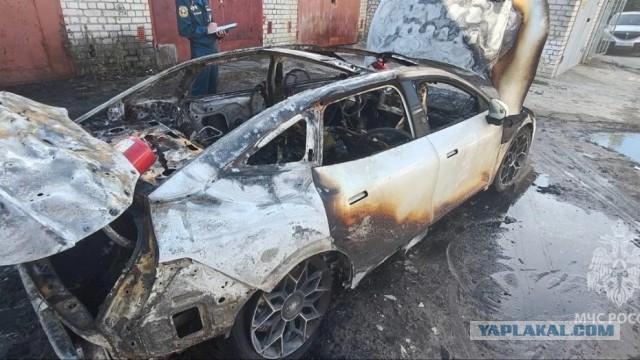 Сгорел электрокар на парковке аэропорта Казани