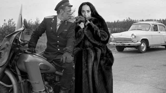 Фантазии девушки на пустынной ночной дороге