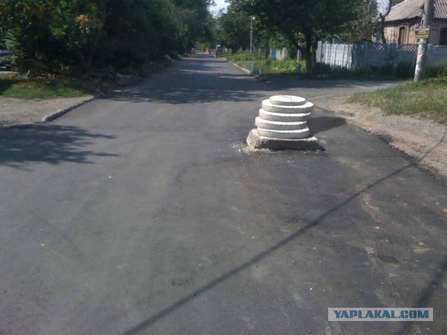 Ремонт дорог в Донецке: люк превратили в блиндаж