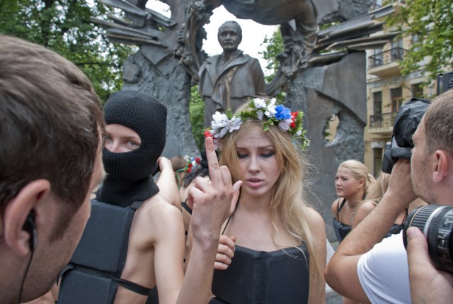 Femen снова чудят: "Я тебе камеру в жопу засуну!"