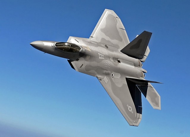 F-22 Raptor. Всякое случается.