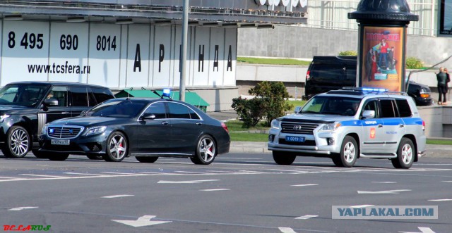 Сопровождение кортежа врезалось в гражданское авто