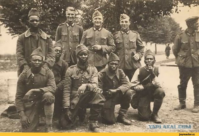 Злые Иваны поймали юного немца. 1945 г.