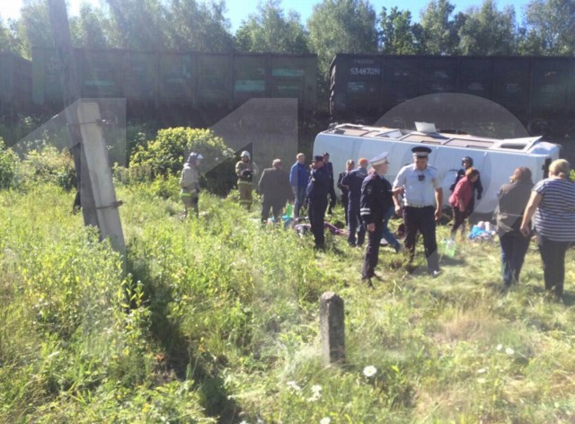 В Орловской области в районе деревни Гать крупное ДТП. На железнодорожном переезде поезд сбил автобус. 4 человека погибли.