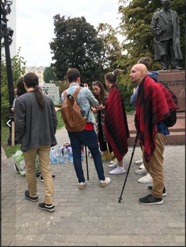 В центре Москвы группа подростков устроила «бессрочный» протест против пенсионной реформы