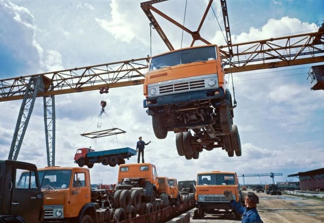 Фотографии прошлого с автомобилями, грузовиками и автобусами