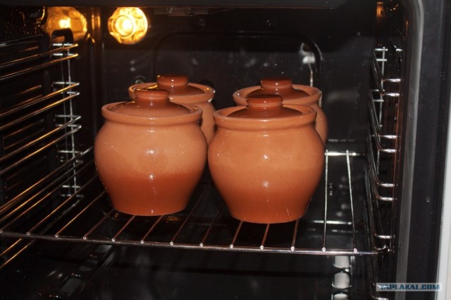 Картошка с мясом и грибами в горшочках