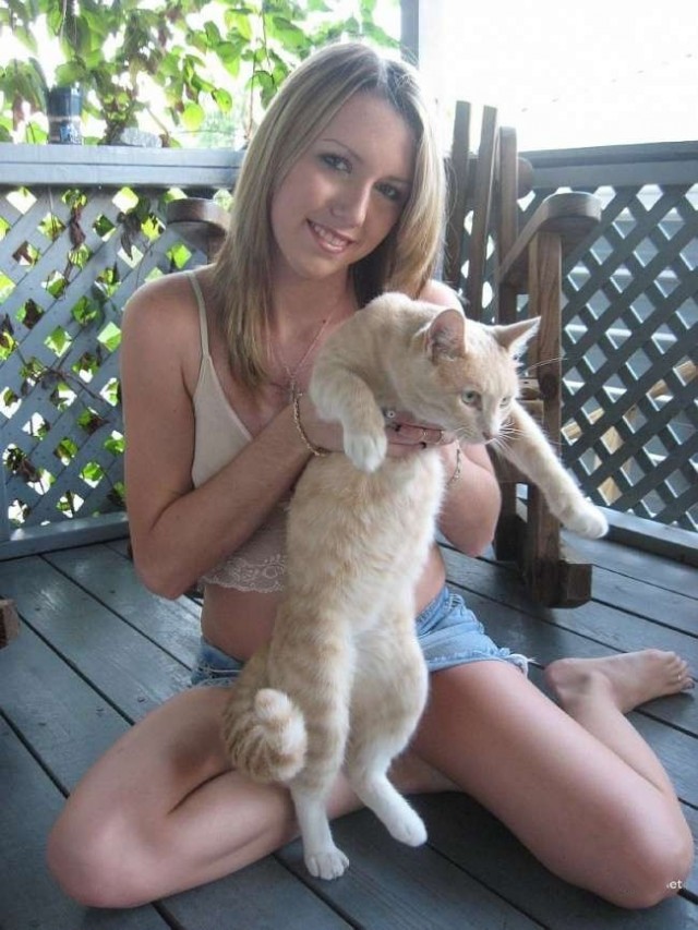 Домашние девушки в узнаваемых интерьерах- 9.