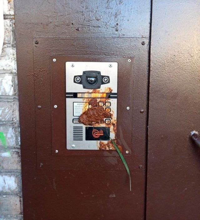 Не лает, не кусает, а в дом не пускает