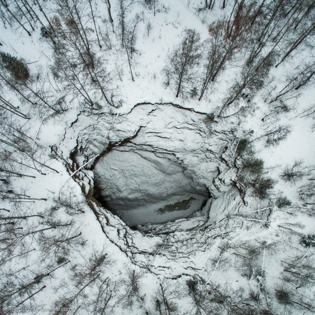 Титановая дыра