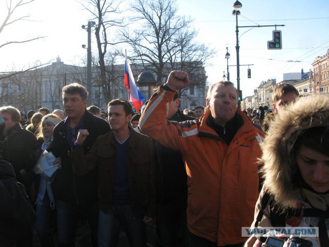 Дальнобойщики продолжают забастовку .