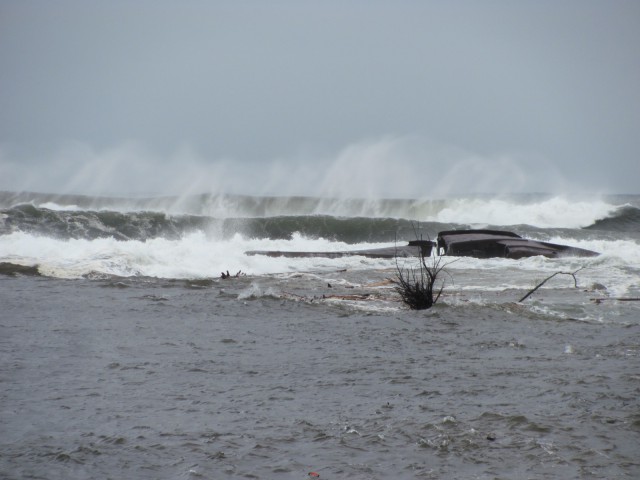 Вот почему не стоит ходить на пляж во время шторма.