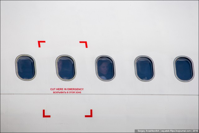 Для чего в самолете некоторые иллюминаторы выделеным красным