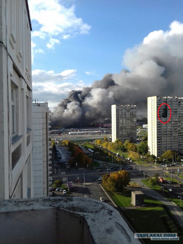Масштабный пожар в Москве: горит торговый центр