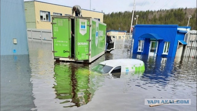 В Мурманской области половодье повредило железнодорожный мост - он разрушен